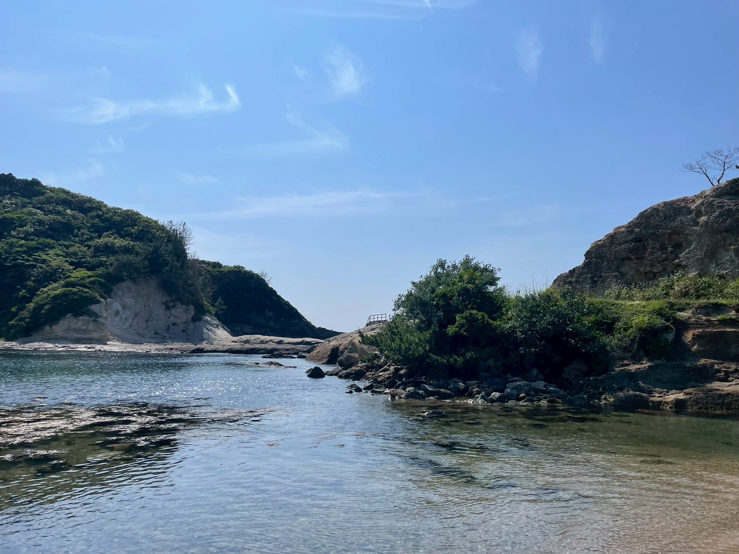 青空と入り江の全景