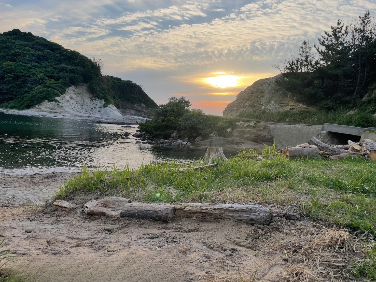 入り江に沈む夕日